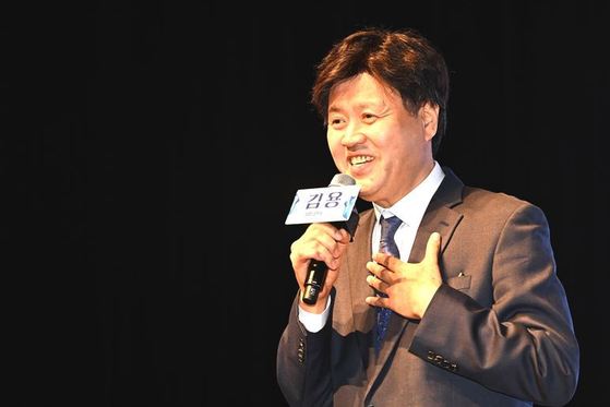 ‘왕의 남자’ 김용 카드 딜레마