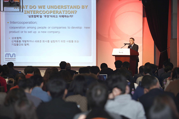 지난 20일 63컨벤션센터에서 진행된, 한화와 함께하는 사회적기업 공감토크 행사에서 연사로 초청된 스페인 몬드라곤대학교의 후한 호세 마틴 로페즈(Juan Jose Martin Lopez) 국제협력 코디네이터가 ‘협동과 연대’를 주제로 발표를 진행하고 있다.
