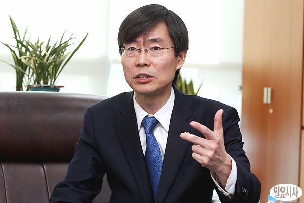 인터뷰중인 민주당 조경태 최고위원