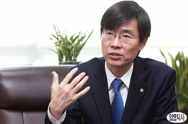 인터뷰중인 민주당 조경태 최고위원