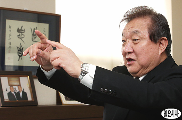 <일요시사>와 인터뷰하는 정대철 민주당 상임고문