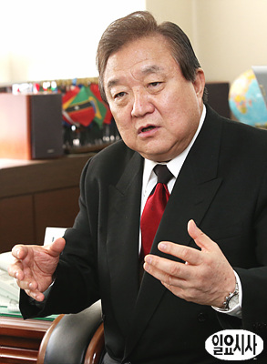 <일요시사>와 인터뷰하는 정대철 민주당 상임고문
