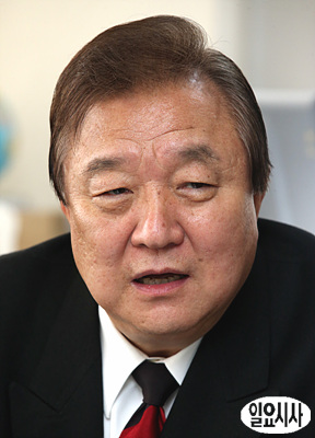 <일요시사>와 인터뷰하는 정대철 민주당 상임고문