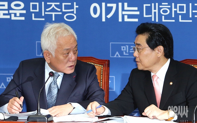 민주당 김한길 대표와 전병헌 원내대표(사진 오른쪽)