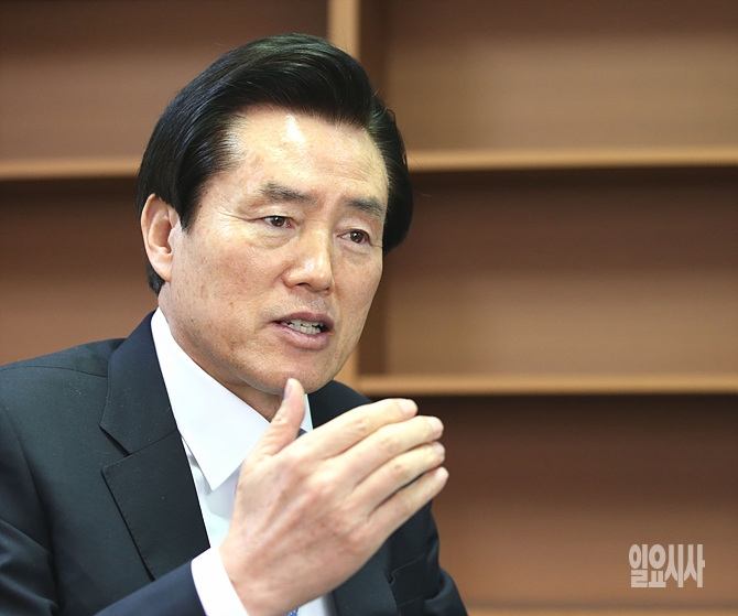 <일요시사>와 대담 나누는 새정치연합 김효석 공동위원장