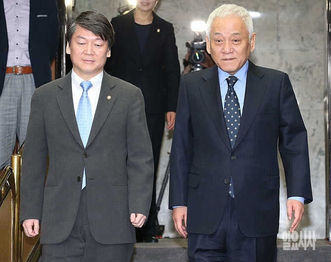 안철수 새정치연합 중앙운영위원장(사진 왼쪽)과 민주당 김한길 대표