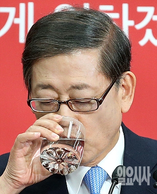 새누리당내 경선을 통과해야 하는 김황식 후보