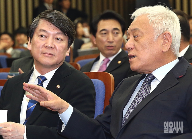 이야기 나누는 새정치민주연합 김한길·안철수 공동대표 (사진 왼쪽부터)