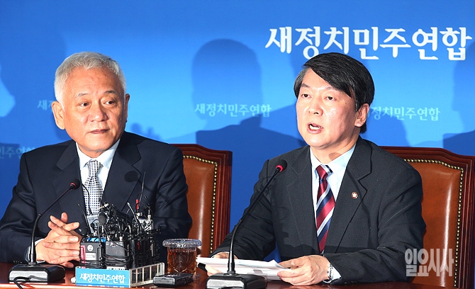 8일 오전, 서울 여의도 국회에서 기초선거 무공천 관련 기자회견하는 김한길·안철수 공동대표