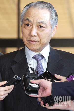 취재진 질문 받는 강덕수 전 STX 회장 <사진=일요시사 DB>
