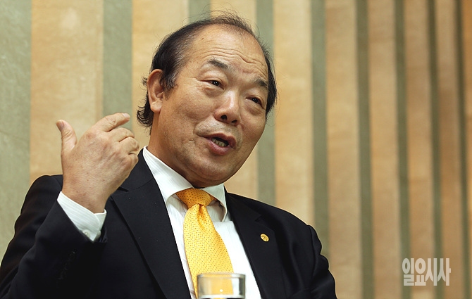 <일요시사>와 대담 나누는 김영진 전 농림부 장관