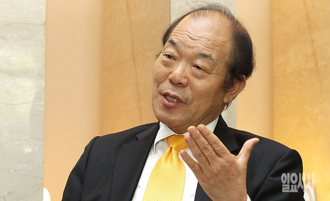 <일요시사>와 대담 나누는 김영진 전 농림부 장관