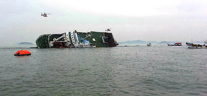 침몰하고 있는 세월호 <사진=뉴시스>