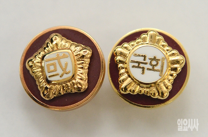 기존 배지와 새로 고안된 배지 <사진=사진공동취재단>