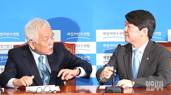 이야기 나누는 김한길·안철수 새정치민주연합 공동대표