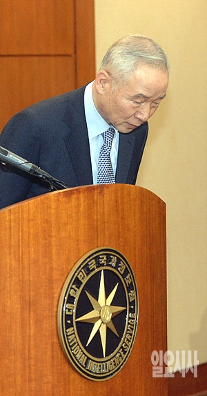 고개 숙이는 남재준 국가정보원장