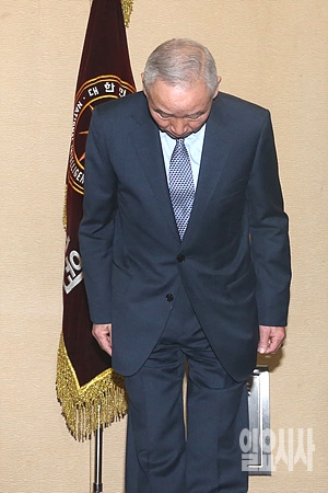 고개 숙인 남재준 국가정보원장
