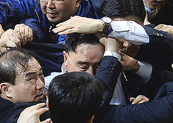 진도 여객선 참사 현장서 물세례 맞는 정홍원 국무총리 <사진=뉴시스>