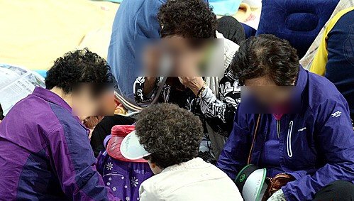 절규하는 침몰 유가족들 <사진=뉴시스>