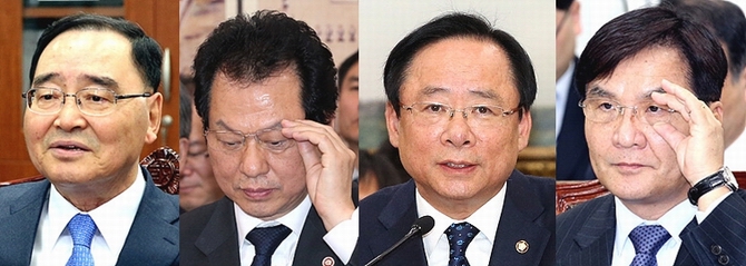 정홍원 총리, 서남수 교육부 장관, 이주영 해양수산부 장관, 강병규 안전행정부 장관 (사진 왼쪽부터)