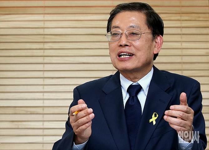김황식 새누리당 서울시장 예비후보가 지난 1일, <일요시사>와 대담을 나누고 있다.