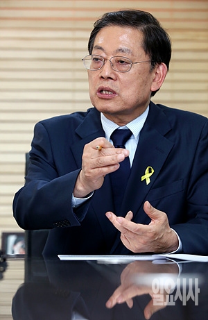 <일요시사>와 대담을 나누고 있는 김황식 새누리당 서울시장 예비후보