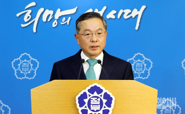 안대희 국무총리 내정자가 22일 서울 세종로 정부서울청사에서 총리 내정에 대한 소감을 밝히고 있다.