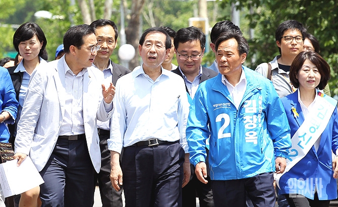 박원순 새정치민주연합 서울시장 후보가 지난 22일, 서울 대치동 은마상가 앞에서 강남지역 후보들 지원을 위해 현장으로 이동하고 있다. <사진=일요시사 DB>