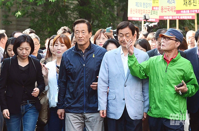 6·4지방선거 서울시장 후보로 출마한 새누리당 정몽준 후보가 첫 공식 선거운동일인 지난 22일, 서울 용산구 재개발 지역을 찾아 동네 주민들과 함께 재건축 아파트 단지를 둘러보고 있다. <일요시사 DB>