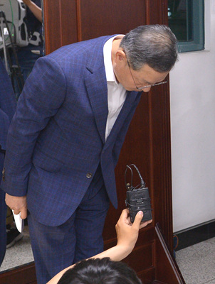 고개 숙인 안대희 전 국무총리 후보자 <사진=뉴시스>