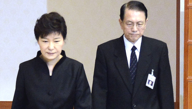 박근혜 대통령(사진 좌)와 김기춘 비서실장 <사진=뉴시스>