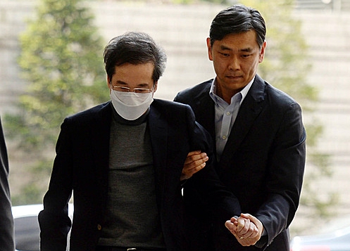 부축받는 CJ 이재현 회장 <사진=뉴시스>