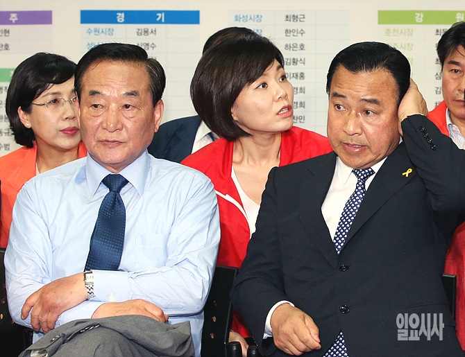 새누리당 이완구 원내대표(사진 오른쪽), 나경원 전 의원(가운데), 서청원 의원이 4일, 서울 여의도 새누리당 당사에 마련된 개표상황실에서 6·4 전국동시지방선거 개표결과를 지켜보고 있다.