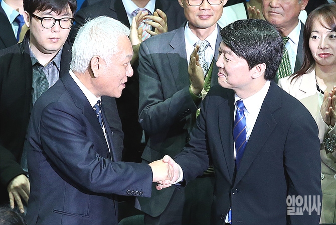 악수 나누는 김한길·안철수 새정치민주연합 공동대표