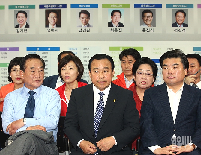 새누리당 서청원 의원(사진 왼쪽), 이완구 비상대책위원장 겸 원내대표, 원유철 의원 (사진 앞줄 왼쪽부터) 등이 지난 4일, 서울 여의도 당사에 마련된 6·4전국동시지방선거 개표상황을 지켜보고 있다.