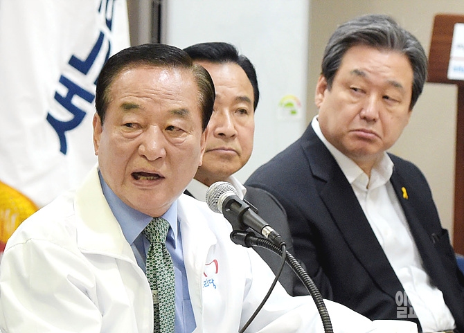 새누리당 서청원 의원, 이완구 비상대책취원장 겸 원내대표, 김무성 의원 (사진 왼쪽부터)