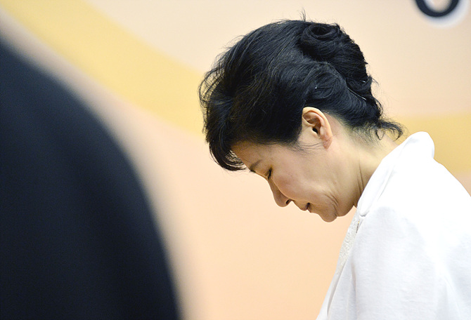 고개 숙인 박근혜 대통령 <사진=뉴시스>