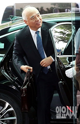 출근중인 문창극 국무총리 후보자