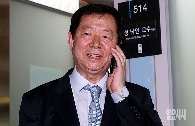 지난 19일, 첫 간선제 투표에서 제26대 서울대 총장 후보자로 선출된 성낙인 법학전문대학원 교수가 지인들로부터 축하전화를 받고 있다.