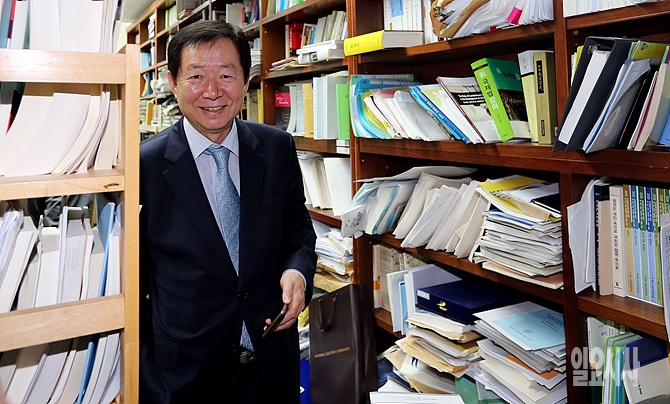 첫 간선제 투표에서 제26대 서울대 총장 후보자로 선출된 성낙인 법학전문대학원 교수가 19일, 선출 소식을 들은 뒤 서재에서 웃음 짓고 있다.
