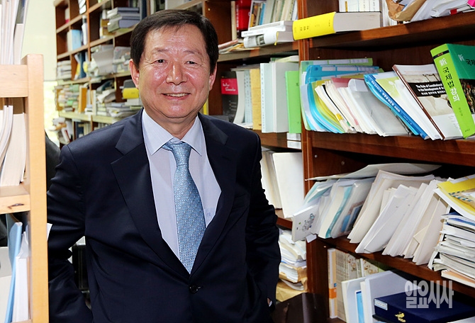 첫 간선제 투표에서 제26대 서울대 총장 후보자로 선출된 성낙인 법학전문대학원 교수