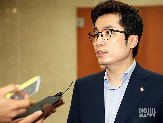 새누리당 초선으로 7·14전당대회 출마를 선언한 김상민 의원이 지난 16일, 서울 여의도 국회에서 문창극 국무총리 후보자의 거취와 관련해 기자회견 후 취재진으로부터 질문을 받고 있다.