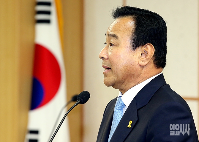 새누리당 이완구 원내대표 겸 비상대책위원장