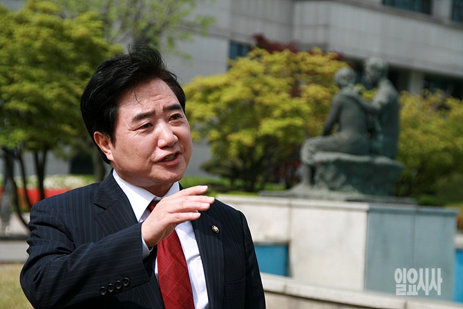 <일요시사>와 대담 나누는 이석현 국회부의장