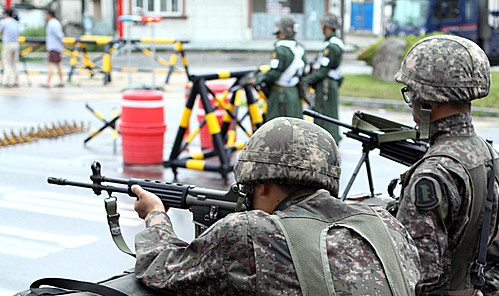 21일 동부전선 최전방에서 육군 임모 병장이 동료들에게 수류탄을 던지고 총기를 난사해 5명이 숨지고 7명이 다친 사고가 발생한 가운데, 강원 고성군의 한 검문소에서 장병들이 경계 근무를 서고 있다.<사진=뉴시스>