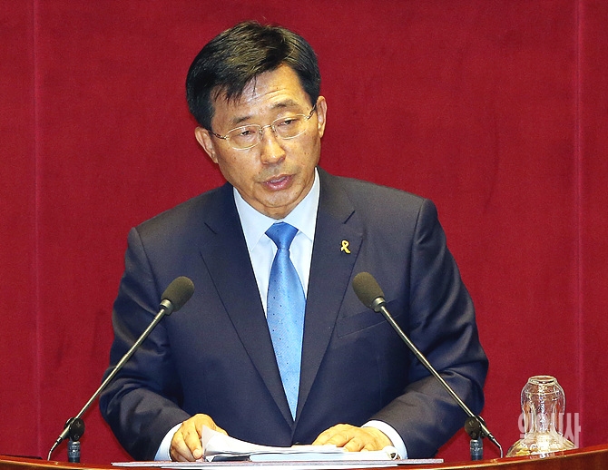 국회 헌정대상 '10회 이상'에 빛나는 김춘진 의원이 24일, 서울 여의도 국회 본회의장에서 보건복지위원장에 선출된 후 인사말을 하고 있다.