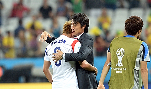 27일 오전(한국시각), 브라질 상파울루의 아레나 지 상파울루에서 열린 벨기에와의 2014브라질월드컵 H조 3차전에서 0-1로 16강행 좌절이 확정되자 홍명보 대표팀 감독이 손흥민을 격려해주고 있다. <사진=뉴시스>