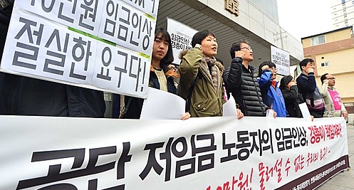 '노동자의 미래' 등 시민사회단체 회원들이 3월18일, 서울 마포구 대흥동 한국경영자총협회에서 열린 '공단 저임금 노동자의 임금인상, 경총이 책임져라' 기자회견에서 구호를 외치고 있다. <사진=뉴시스>