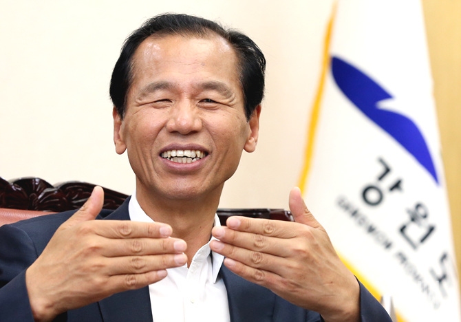 <일요시사>와 대담 나누는 최문순 강원도지사