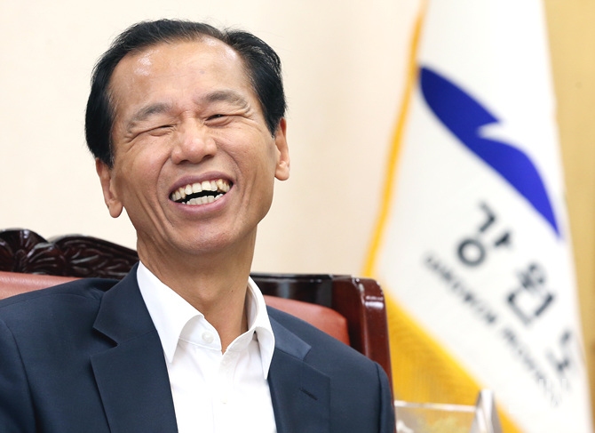 <일요시사>와 대담 도중 웃음 짓는 최문순 강원도지사